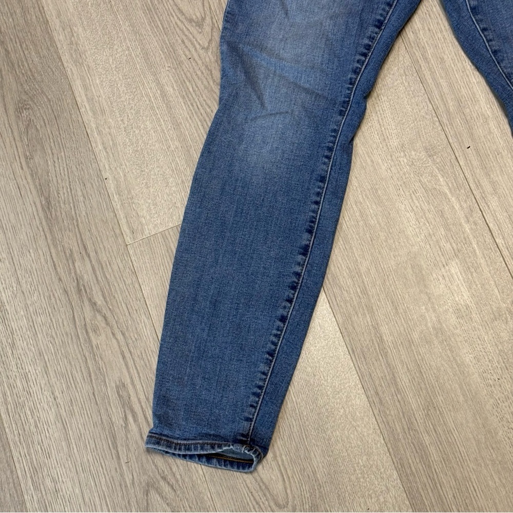 GAP Curvy True Skinny Jeans with Distressed Knee 31R - Picture 3 of 9